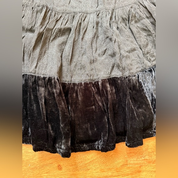 Elegant Black Tiered Midi Skirt - Picture 3 of 4